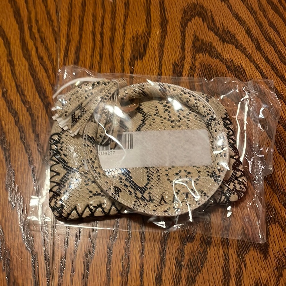 Wristlet. Zipper top. Design snake skin